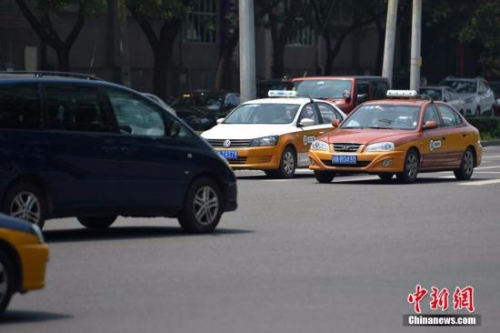 资料图：行驶在路上的传统出租车。<span target='_blank' href='http://www.chinanews.com/' ></div>中新网</span>记者 金硕 摄