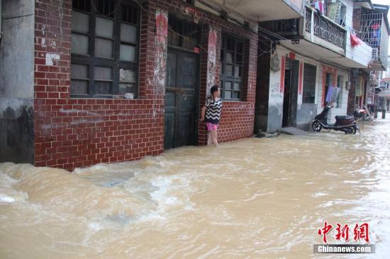 6月6日，受灾街道成河流。邓和明 摄