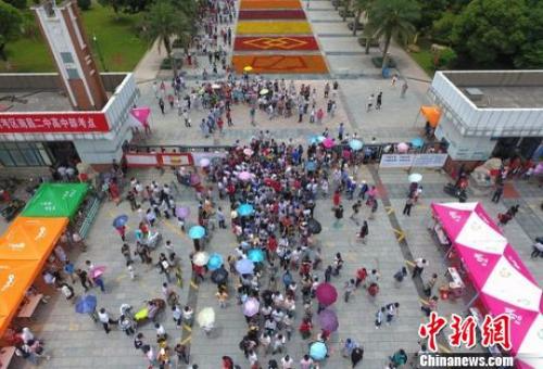 6月7日，江西南昌，2017高考首场考试结束，大量考生步出考场。　刘占昆 摄