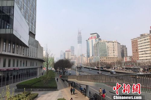 图为北京双井附近的写字楼和居民住宅楼。 <span target='_blank' href='http://www.chinanews.com/' ></div>中新网</span> 程春雨 摄