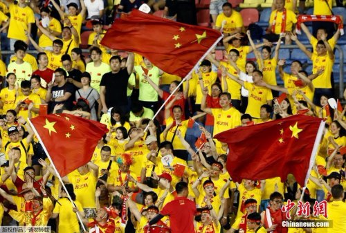 本场比赛，中国球迷将“客场”变成了“主场”，在球队落后的情况下，以高唱国歌送出支持。