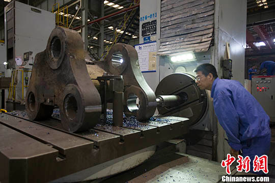 图为山西太重工人正在生产机械配件。(资料图片) <a target='_blank' href='http://www.chinanews.com/'></table>中新社</a>记者 张云 摄