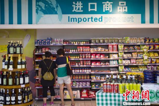 山西太原，某超市琳琅满目的进口商品在供民众挑选。　张云 摄