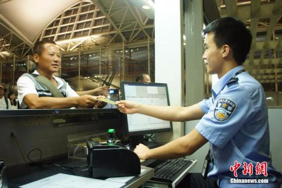 资料图：台湾旅客办理入境手续。<a target='_blank' href='http://www.chinanews.com/'></table>中新社</a>发 谢大鑫 摄