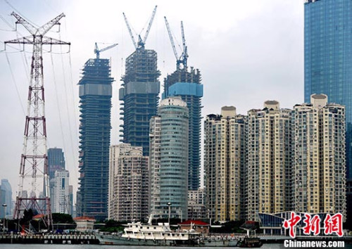 资料图：厦门房地产开发商正在建设中的高达64层的海景楼盘。 <span target='_blank' href='http://www.chinanews.com/'></div>中新社</span>记者 张斌 摄