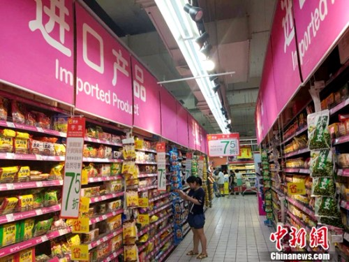 民众正在超市里购物。<span target='_blank' href='http://www.chinanews.com/' ></div>中新网</span>记者 李金磊 摄