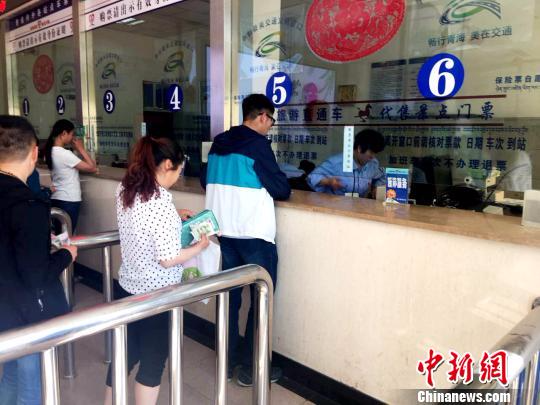图为乘客在青海省西宁市新宁路客运站购买车票。(资料图) 钟欣 摄