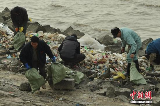 资料图：上海崇明区东风西沙水库附近江面出现了大量来自外省市的生活垃圾。张亨伟 摄