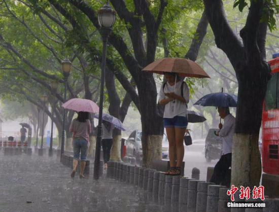 6月16日，广西柳州市遭暴雨侵袭，民众在风雨中出行。 <span target='_blank' href='http://www.chinanews.com/'></div>中新社</span>记者 朱柳融 摄