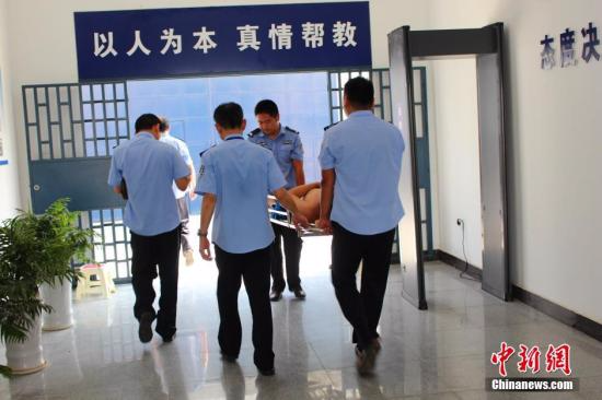 资料图：湖北省枝江市看守所，民警和狱医对突然晕倒的在押人员立即进行处置，并将其送往协作医院诊疗。秦燕 摄