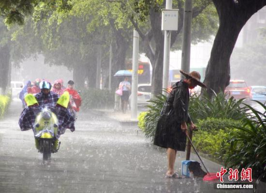 6月16日，广西柳州市遭暴雨侵袭，一名清洁工在雨中扫地。<span target='_blank' href='http://www.chinanews.com/'></div>中新社</span>记者 朱柳融 摄