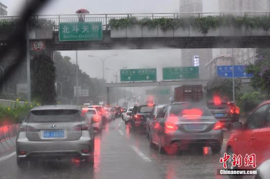 资料图：6月13日上午，受台风“苗柏”影响，深圳市气象台将暴雨黄色预警升级为橙色。陈文 摄