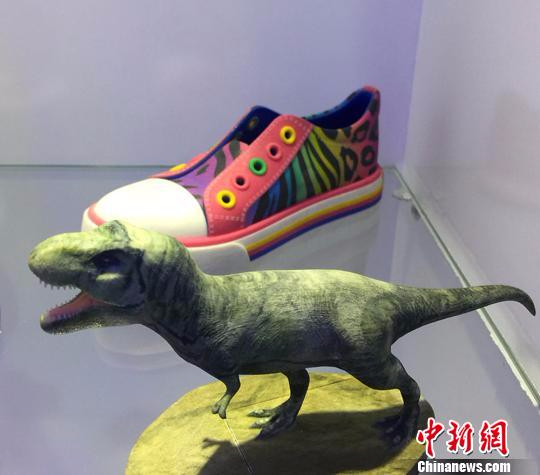 图为由3D打印出的“恐龙”和“球鞋”。　史静静　摄