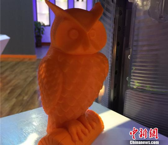 3D打印具有立体感强，形象直观等特点。图为由3D打印的“猫头鹰”。　史静静　摄