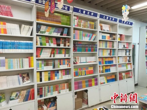 北京某图书大厦内摆放着琳琅满目的儿童文学作品，经常会有家长带着孩子来选书。上官云 摄