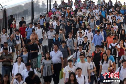 8月31日，大批旅客乘坐高铁抵达南京火车站。当日，为期62天的暑运结束。据中国铁路总公司发布的信息显示，暑运收尾阶段，全国铁路客流持续高位运行。8月27日，在学生客流的大力拉动下，加上周末效应凸显，全国铁路发送旅客1057.6万人次，创历年暑运单日客流新纪录。 <a target='_blank' href='http://www.chinanews.com/'></table>中新社</a>记者 泱波 摄