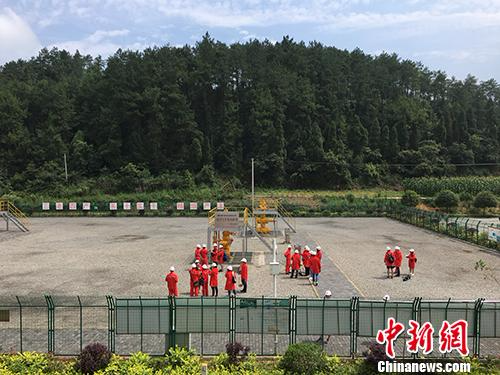 6月30日，记者探访了中石化江汉油田涪陵页岩气井平台。汤琪 摄