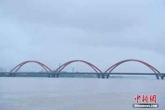 6月30日，洪水淹没了长沙三汊矶大桥大部分桥墩。当日，连日降雨致湖南湘江长沙段水猛涨，据长沙水文站监测数据显示，截止30日16时，湘江长沙段水位涨至37.57米，超警戒水位1.57，直逼1998年历史最高水位39.18米。 <a target='_blank' href='http://www.chinanews.com/'></table>中新社</a>记者 杨华峰 摄
