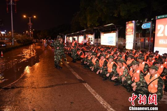 官兵在长沙市区湘江沿线严阵以待。　杨华峰 摄
