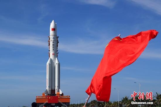 资料图：6月26日，长征五号遥二运载火箭转运至位于海南文昌的发射场内。张文军 摄