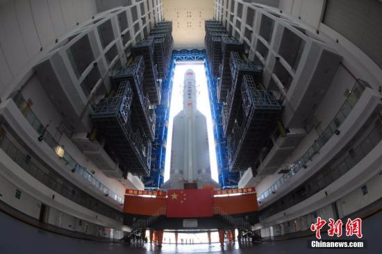 资料图：6月26日，长征五号遥二运载火箭转运至位于海南文昌的发射场内。张文军 摄