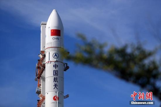 资料图：记者从中国国家航天局获悉，经研究决定，瞄准7月2日发射长征五号遥二运载火箭。该枚火箭已按计划于1日16时30分开始加注推进剂。张文军 摄
