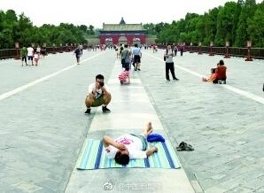 资料图：有游人躺在天坛丹陛桥上，看上去如同理疗床。图片来源：北京晨报 记者 王巍/摄