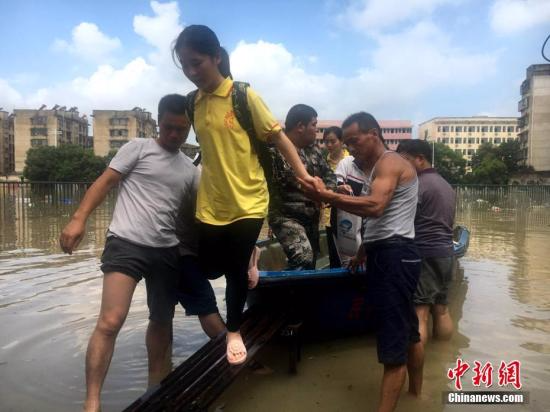 6月30日至7月1日，湖南湘乡市普降大暴雨，局部特大暴雨。图为逾千学生紧急转移。