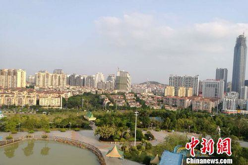 广西南宁市凤岭儿童公园附近已建成或在建的小区、楼宇。 程春雨 摄