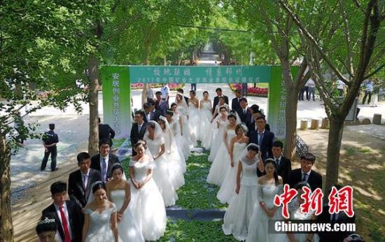 中国矿大20对学生情侣在毕业离校之前，在银杏“时光隧道”举行集体婚礼。韦超 摄