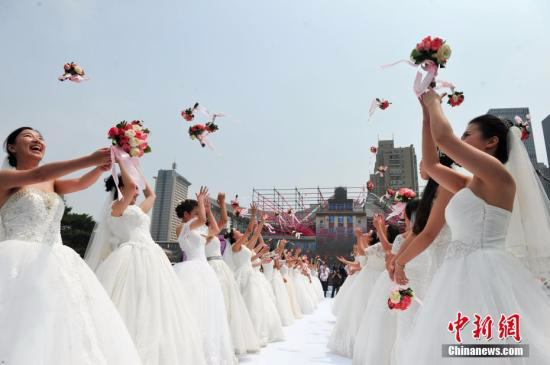 5月28日，东北大学2017校友集体婚礼在东北大学校园隆重举行。来自海内外的45对校友新人回到母校，在母校师生的见证下完成了人生最重要的仪式。 <a target='_blank' href='http://www.chinanews.com/'></table>中新社</a>记者 于海洋 摄