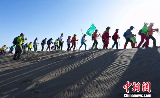 300余选手“三伏天”挑战沙漠戈壁徒步赛