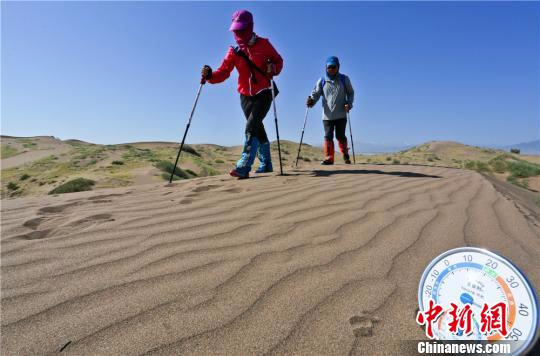 补给站的温度计显示7月16日甘肃张掖国家沙漠体育公园气温高达38度，地表温度近50度。　王将　摄