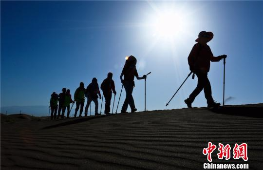 户外徒步爱好者冒着38度的高温徒步沙漠戈壁挑战自我。　王将　摄