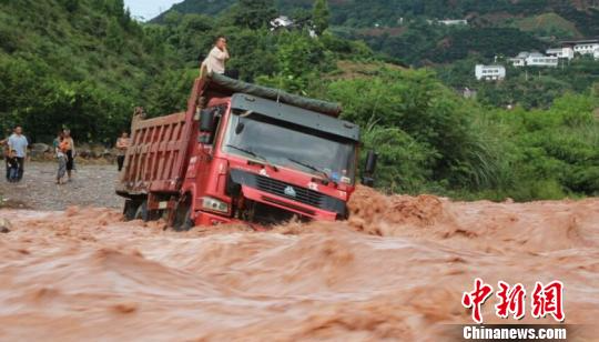 降雨致重庆奉节河流涨水大货车冒险涉水被困河中