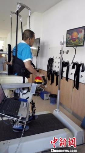 医学机器人技术在康复领域已初显成效，图为一位患者正在机器人的帮助下恢复运动功能。　朱明宇 摄