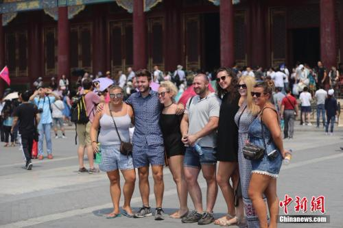 资料图：2017年5月18日，游客穿着清凉在北京故宫博物院参观。北京持续高温，中央气象台于17日18时发布高温黄色预警。<span target='_blank' href='http://www.chinanews.com/'></div>中新社</span>记者 杜洋 摄