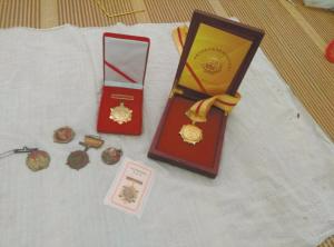 金平珍老人获得的各种奖章
