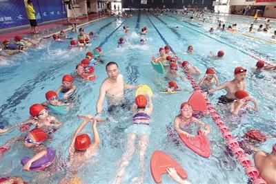 奥体中心游泳馆，孩子们参加暑期游泳培训。 本报记者 高科 摄