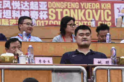 7月19日，中国篮协主席姚明（前右）到斯坦科维奇杯现场观战。新华社记者毛思倩摄