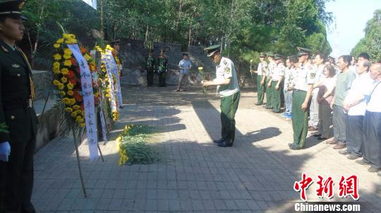 7月14日，十二中队联合目标单位陪同烈士家属举行纪念谭彦龙烈士牺牲五十周年活动。　于烨 摄