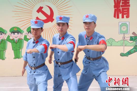 7月22日，左权中队表演自编自导自演的《左权家书》情景剧。　于烨 摄