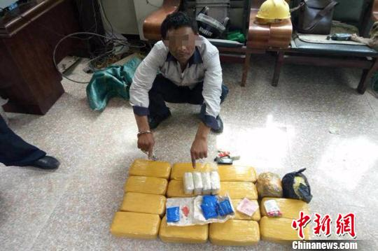 云南临沧：男子驾车运毒20余公斤路遇交警检查调头现形