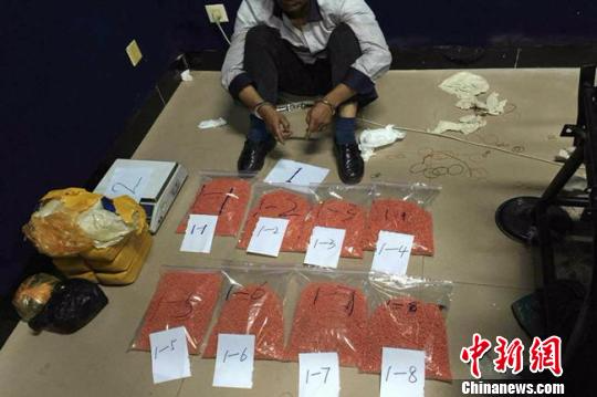 图为抓获的嫌疑人和缴获的毒品。　云南省公安厅 摄