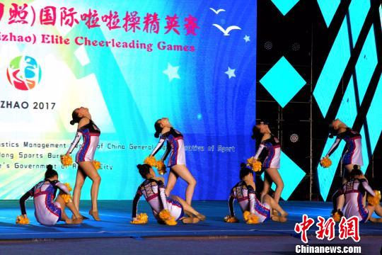 图为2017年中国(日照)国际啦啦操精英赛比赛现场，来自重庆的选手表演。　曾洁 摄