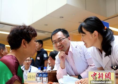资料图：黑龙江省当地民众体验来自台湾顶级医疗专家的医疗服务。<span target='_blank' href='http://www.chinanews.com/'></div>中新社</span>记者 王舒 摄