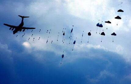 2005年8月24日，参加“和平使命-2005”中俄联合军事演习第三阶段两栖登陆作战实兵课目演练的中国空降兵部队在实施伞降。新华社记者查春明 摄