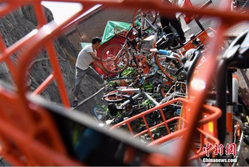 资料图：共享单车被丢弃成堆，小区“池满为患”。武俊杰 摄