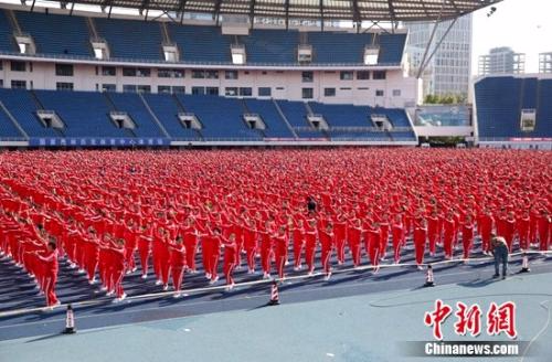 资料图：中国广场舞挑战最大规模排舞(多场地)吉尼斯世界纪录。