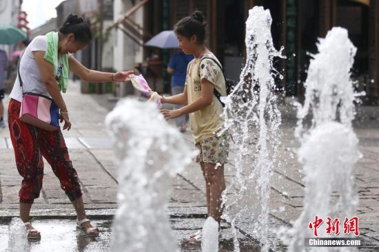 7月25日，市民在南京街头的喷泉处戏水觅清凉。 <span target='_blank' href='http://www.chinanews.com/'></div>中新社</span>记者 泱波 摄